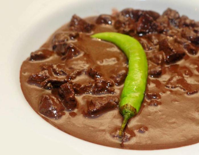 How to cook dinuguan filipino style